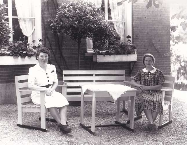 Twee dames in tuin RK Pastorie Hedel
